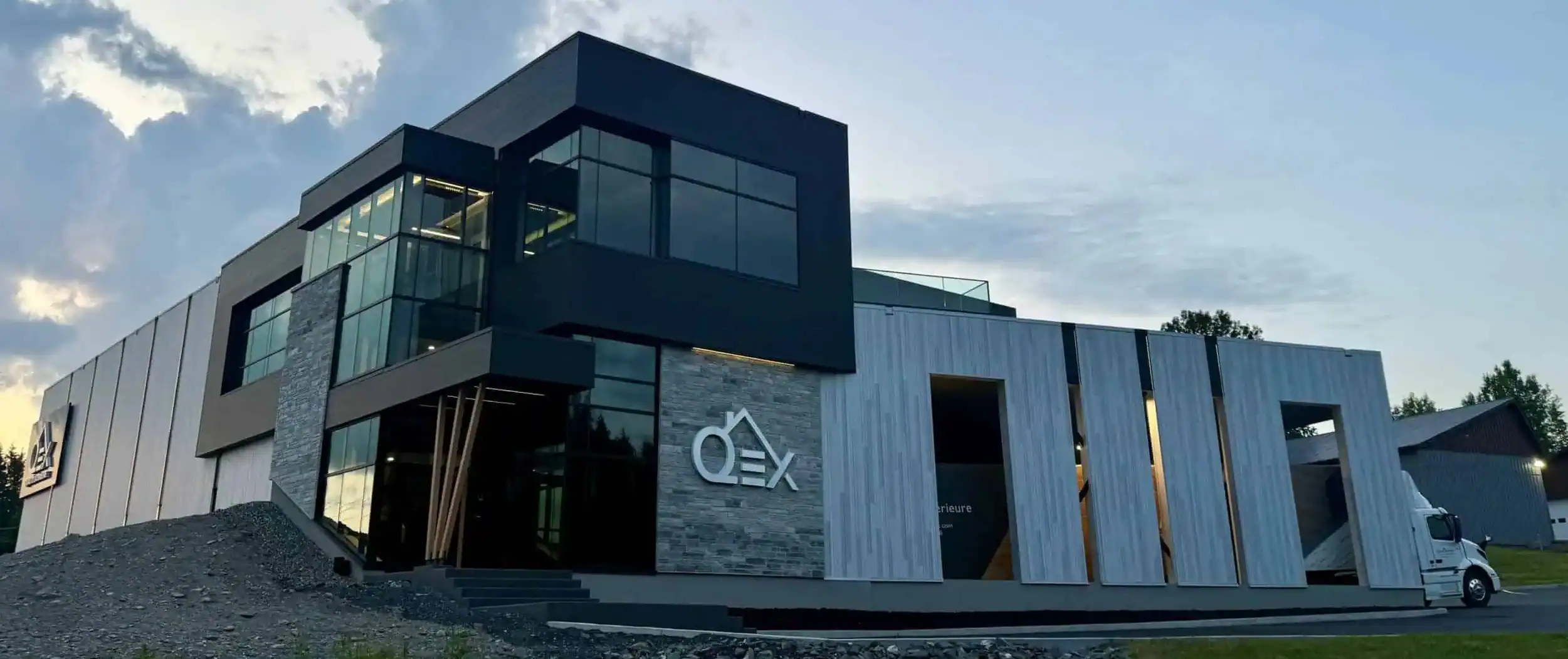 Une photo du bâtiment principal de Qualité Extérieure